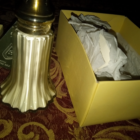 Royal Silk Dusting Powder - Picture 3 of 5